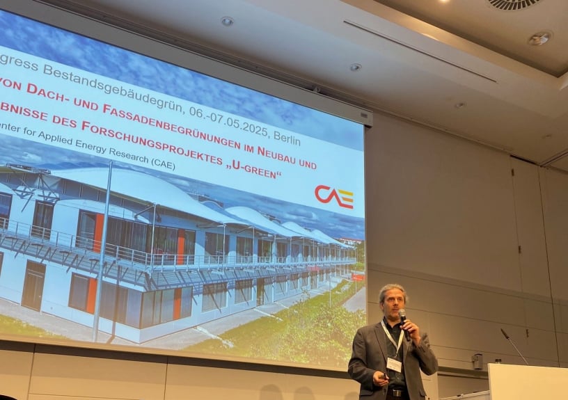 CAE-Wissenschaftler Dr. Helmut Weinläder stellte in Berlin Projektergebnisse zur „Dämmwirkung von Dach- und Fassadenbegrünungen im Neubau und Bestand“ vor. 