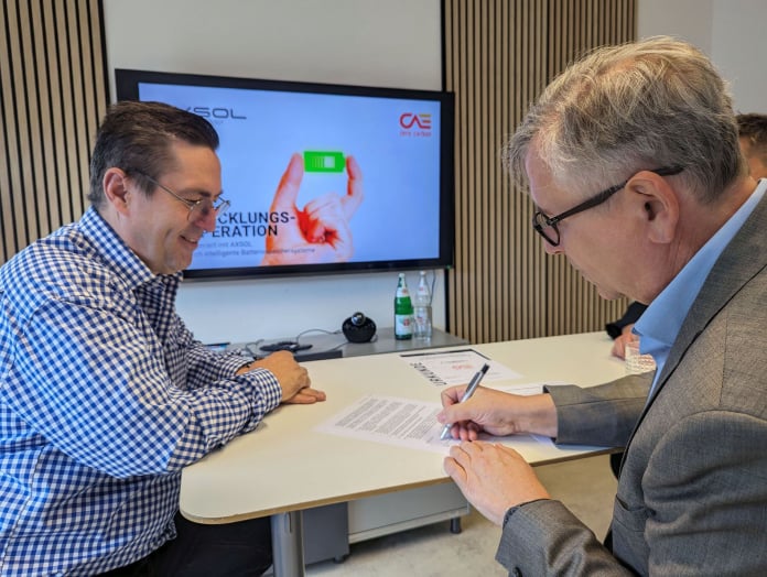  Jürgen Zinecker (AXSOL) und Dr. Hans-Peter Ebert (CAE) unterzeichnen die Entwicklungskooperation. (v. l. n. r.), Bildmaterial AXSOL GmbH 